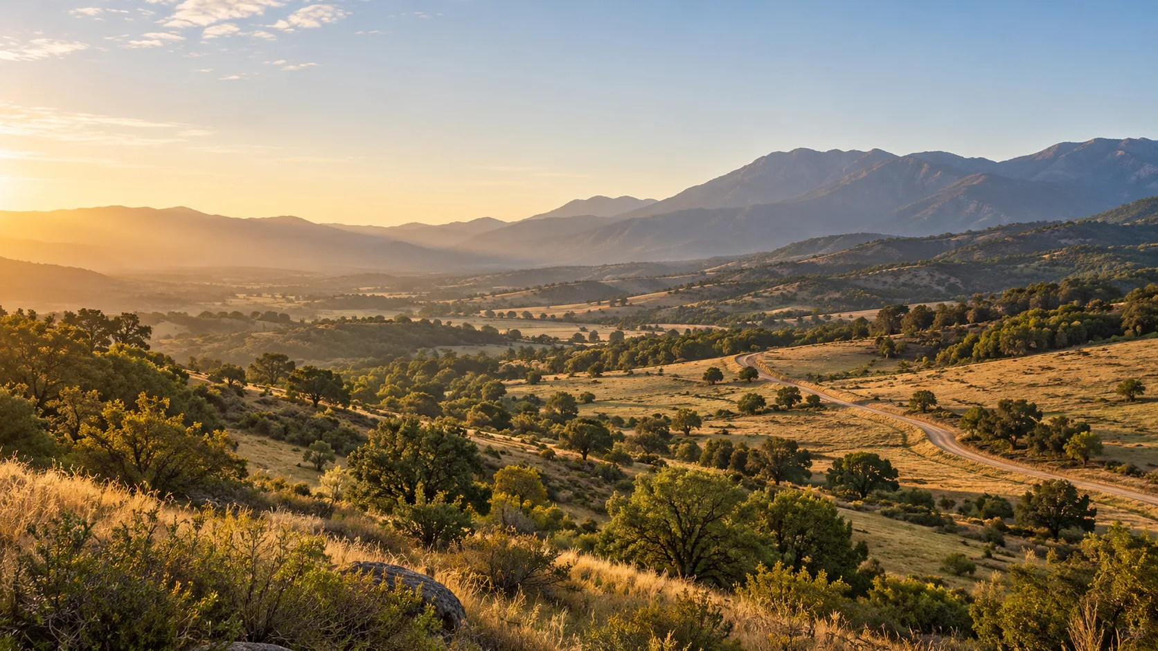 Paisaje rural de cerros y campos en la Región de O'Higgins